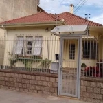 Excelente terreno no coração do Menino Deus, com 11x39m &lt;BR&gt;Imóvel com duas casa no terreno.&lt;BR&gt;&lt;BR&gt;Frente: 03 dormitórios, 1 suíte, living de dois ambientes, 2 banheiros, escritório