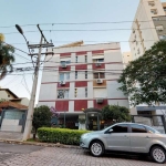 Amplo apartamento com cobertura que conta com aproximadamente 185m² privativos distribuídos em um amplo living, uma cozinha espaçosa com área de serviço, despensa e dependência de empregada e 3 dormit