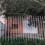 Vende excelente casa/sobrado em condomínio, reformada, 2 dormitórios, living 2 ambientes, lavabo, copa/cozinha, churrasqueira, área de serviço. Pequeno pátio em frente e outro nos fundos. Uma vaga de 