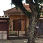 Ótima casa térrea: 3 dormitórios, banheiro com box de vidro, cozinha com área de serviço, lavanderia, quiosque junto a garagem para 4 carros, piso parquet, porta de vidro separando para os ambientes, 