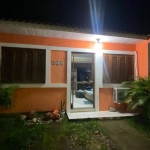 Casa térrea, 2 dormitórios, banheiro, cozinha, sala de estar, área fechada de vidro com churrasqueira, pátio privativo, pátio frente com vaga para veículo, portão eletrônico. Casa bem localizada no Re