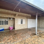 Casa térrea ampla de esquina, localizada na em uma das principais Avenidas do bairro Restinga, 2 quartos, espaço para closet, banheiro, sala de estar, cozinha ampla com churrasqueira, espaço de lavand