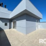 Cobertura com 121,94m2 de área privativa, composta de 3 dormitórios, sendo uma suíte, living para dois ambientes, banheiro social e cozinha no primeiro piso. No segundo piso sala de estar/jantar, cozi