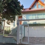 Casa sobrado de alto padrão no coração do planalto composta de 05 dormitórios, sendo uma suíte com closet, sala de estar e jantar, cozinha, área serviço, 6 banheiros, Gabinete e espaço fechado para ac