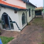 Casa 3 dormitórios  sendo uma suite , hall de entrada , living amplo com lareira  , sala de jantar , cozinha montada e área de serviço separada , sotão com bom espaço para leitura e gabinete , um banh