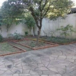 OPORTUNIDADE LIBERTAS!!&lt;BR&gt;&lt;BR&gt;Casa no bairro Teresópolis na Zona Sul de Porto Alegre. Com 3 dormitórios sendo 1 suíte, lavabo, banheira de hidromassagem, copa cozinha, living ambiente, ba