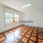 Imobiliária Orientta Imóveis Aluga Excelente CASA em ótima localização, com 451m² fica situada na Rua Marquês do Pombal no bairro Moinhos de Vento, conta com hall de entrada, 5 quartos, 3 banheiros, 2