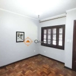 Imobiliária Orientta ALUGA excelente CASA com 4 dormitórios sendo 1 suíte, 3 banheiros, living para 2 ambientes, corredor amplo, cozinha com armários, churrasqueira. Aberturas em madeira em ótimo esta