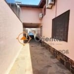 Imobiliária Orientta ALUGA excelente CASA com 4 dormitórios sendo 1 suíte, 3 banheiros, living para 2 ambientes, corredor amplo, cozinha com armários, churrasqueira. Aberturas em madeira em ótimo esta