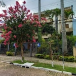 Encante-se com esta casa no condomínio 'Ipanema Imperial Parque', que oferece charme e conforto em um dos locais mais tranquilos da cidade. Com 3 dormitórios, quarto casal com sacada, banhei