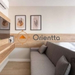 Imobiliária Orientta ALUGA Studio mobiliado pronto para te receber com conforto e estilo! No ambiente integrado, você encontrará uma cama de casal e um sofá-cama, além de um guarda-roupa com espelho d