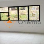 Imobiliária Orientta ALUGA sala comercial na Av. Cristóvão Colombo no bairro Moinhos de Vento.&lt;BR&gt;Com 37m², banheiro, bem iluminado e arejado. Condomínio bem conservado, com elevador e portaria 