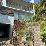 Residência com elevador moderno em frente à melhor praça do Jardim Isabel. Varandas amplas com vista permanente para a natureza. Casa modernizada, com espaçoso living integrado à cozinha com marcenari