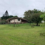 Descubra o equilíbrio perfeito entre espaço, conforto e natureza nesta encantadora casa à venda, situada em um terreno generoso de 10.000m² em Belém Velho, Porto Alegre. Com uma variedade de benfeitor