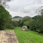 Bem-vindo ao paraíso da tranquilidade! Esta espaçosa área de terra de 30.000 m² é um oásis de serenidade situado no coração de Belém Velho, Porto Alegre. Com três casas bem construídas e uma piscina p