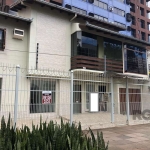 Conheça esta charmosa casa localizada na Rua Dona Augusta, no Bairro Menino Deus, uma das regiões mais desejadas de Porto Alegre. Com uma área privativa  e total de 148m², este imóvel possui 3 pavimen