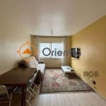 IMOBILIÁRIA ORIENTTA ALUGA APARTAMENTO MOBILIADO, COM 2 DORMITÓRIOS E 1 BANHEIRO. Living com ótimo espaço com vista e ótima iluminação natural. Em piso laminado, sofá e mesa com cadeiras. Cozinha equi