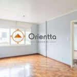 IMOBILIÁRIA ORIENTTA ALUGA EXCELENTE APARTAMENTO COM  2 DORMITÓRIOS, DEPENDÊNCIA COM 1 BANHEIRO, 1 BANHEIRO SOCIAL. COM ELEVADOR E SEM VAGA DE GARAGEM. MUITO BEM LOCALIZADO NO BAIRRO SANTO ANTÔNIO. AL