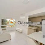 IMOBILIÁRIA ORIENTTA ALUGA Apartamento MOBILIADO de 67m² com 2 dormitórios, sendo 1 suíte, 1 banheiro social, sala ampla, cozinha americana com churrasqueira e área de serviço. Ideal para quem busca p