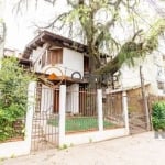 Imobiliária Orientta ALUGA Casa ampla, podendo ser utilizada como residencial ou facilmente transformada em comercial. Localização ímpar no bairro Mont'Serrat. O primeiro pavimento conta com living pa