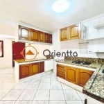 Imobiliária Orientta Aluga casa no Bairro Sarandi &lt;BR&gt;Sendo 2 dormitórios, 1 suíte , ampla sala, cozinha planejada com armários, tampos de granito e cooktop, banheiro social e um sótão com larei