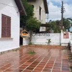 Imobiliária Orientta Aluga CASA no Bairro Menino Deus, com 251m², 3 quartos, 3 vagas, 2 banheiros, área de serviço e uma espaço nos fundos com churrasqueira.&lt;BR&gt;&lt;BR&gt;ALUGUEL R$2.800,00 IPTU