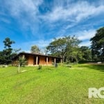 Sítio à venda no Extremo Sul de POA | Lindo sítio de 2 hectares com casa de 3 dormitórios, sala, cozinha e banheiro, toda a casa com área. Galpão com salão de festas e churrasqueira. O sítio conta tam