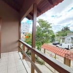 Imobiliária Orientta Aluga Excelente Casa de 2 andares.&lt;BR&gt;Com ampla área útil e ótima distribuição interna. &lt;BR&gt;Parte Superior: 3 Dormitórios, sendo um deles com closet e sacada e ar cond