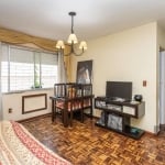 Ótimo apartamento no bairro Petrópolis, térreo, lateral, com 65m² privativos, de 2 dormitórios. Possui sala ampla, 2 dormitórios, banheiro com box e ventilação natural, cozinha e área de serviço. Cond