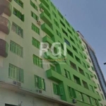 Apartamento de 4 dormitórios no centro histórico de Porto Alegre.Living para 2 (dois) ambientes, banheiro social (box) e cozinha,  2 elevadores, porteiro eletrônico com sistema automatizado de seguran