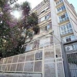 Vende-se apartamento 3 dormitórios, com 1 suíte, living amplo, com terraço, banho social, copa e cozinha, pátio, banheiro auxiliar, dispensa, piso parquet e 1 elevador. O apartamento precisa ser moder