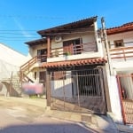 Casa/Sobrado com 5 dormitórios, 3 banheiros, sendo um com banheira de hidromassagem, 2 cozinhas, 5 livings amplos (3 no segundo pavimento e 2 no primeiro pavimento), espaço gourmet com churrasqueira, 