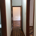 Apartamento de 3 (três) dormitórios no bairro Azenha, com 1 lance de escada, reformado, iluminado, à 50 metros da AV João Pessoa. Peças amplas, copa, cozinha, área de serviço, dependência de empregada