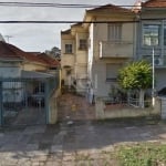 Terreno com Casa/sobrado de alvenaria com terreno medindo 6,60 metros de frente por 33,73 metros de fundos. No piso térreo living, sala de jantar, cozinha, banheiro social e quarto. No piso inferior, 