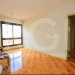 Vende  apartamento com 02 dormitórios, de 73 m² de área privativa. Living com 2 ambientes todo em piso parquet, cozinha, banheiro, dependência de empregada completa,   maravilhosa iluminação solar (so