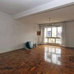 Vende apartamento,  desocupado,   03 amplos dormitórios, sendo 1 suite, de frente, living espaçoso para  02 ambientes, cozinha ampla, dependência de empregada, banheiro social e  wc auxiliar e área de