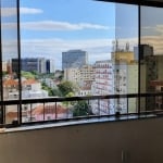 Predial Imóveis vende excelente apartamento totalmente reformado com 03 amplos dormitórios, 02 banheiros, espaçosa cozinha, Living  para 02 ambientes, sala de estar com a sacada integrada e sala de ja