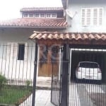 Casa estilo sobrado, 3 dormitórios, sendo 1 suíte com closet, 2 banheiros e 2 vagas/box de estacionamento, no bairro Camaquã zona sul de Porto Alegre, próximo ao .&lt;BR&gt;&lt;BR&gt;Linda residência,