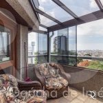 excelente apartamento TRIPLEX, com uma linda vista da cidade e do Guaíba. Com 2 dormitórios e possibilidade de transformar o andar superior em uma suite com lareira. O apartamento dispõe de living, co