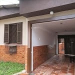 Ótima casa no bairro Teresópolis, em terreno de 356m² (6,60 x 54m), de 3 dormitórios. Possui sala ampla, sala de jantar, 3 dormitórios, 2 banheiros, cozinha espaçosa. Área externa coberta, com lavande