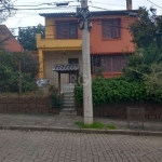 Casa/Sobrado com 03 dormitórios no bairro Teresópolis - Porto Alegre&lt;BR&gt;Ampla casa com 248m² 03 dormitórios,na parte superior sendo 01 suíte, banheiro social, sacada, sala,  sala de estar com la