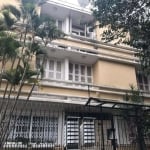 Apartamento 3 dormitórios,  transformado em  2 dormitórios, mas com fácil reversão, sendo uma suíte, todo reformado, hidráulica e elétrica novas, living com dois ambientes amplos e arejados, orientaçã