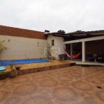 Casa de dois pisos, com  4 quartos,sendo uma suíte,, cozinha, área de serviço, banheiro ,garagem para dois carros podendo colocar um terceiro carro. Pátio com piscina e Edícula com churrasqueira.. Con