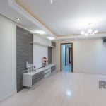 Ótimo apartamento de 3 dormitórios com piso laminado, com rebaixamento de gesso, bem conservado, arejado e iluminado. Possui uma sala ampla, cozinha com móveis planejados, área de serviço. Ficam os mó