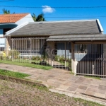 Casa com vista expetacular para o Guaíba , 05 dormitórios sendo 02 suítes,, hall de entrada, living para 3 ambientes com lareira e churrasqueira, sala de jantar, lavabo, escritório, cozinha despensa, 