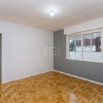 Apartamento com 3 dormitórios, amplo, possui lavabo, sala com split, cozinha com pia em granito, despensa,  banheiro auxiliar, lavanderia, quarto 1 possui split e roupeiro sob medida, quarto 2 possui 