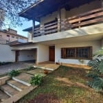 Casa com 4 dormitórios no bairro Santa Tereza. Imóvel possui uma suite  no morro santa Tereza, 3 living amplos, gabinete, cozinha montada, banheiro auxiliar e lavabo, dormitório de empregada. Parte su