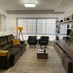 Lindo apartamento no bairro Tristeza de três dormitórios, sendo 1 suíte,  living dois ambientes com lareira e cozinha americana com bancada e churrasqueira. Ficam todos os móveis planejados e ar condi