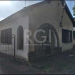 Casa com 3 dormitórios, cozinha, área de serviço, sala de estar e jantar, banheiro social,  banheiro auxiliar, área gramada a frente e fundos, espaço com churrasqueira, 2 vagas cobertas, espaço para a