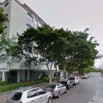 Apartamento 2 dormitórios, reformado, 79,39 m² privativos, living dois ambientes em porcelanato, área íntima em laminado, banheiro social, cozinha, área de serviço, água quente com aquecedor de passag